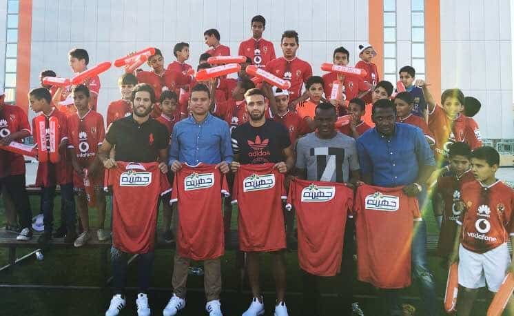 جهينه تحتفل بـ “يوم اليتيم” مع لاعبي النادي الأهلي والأيتام في مصنع الدولية